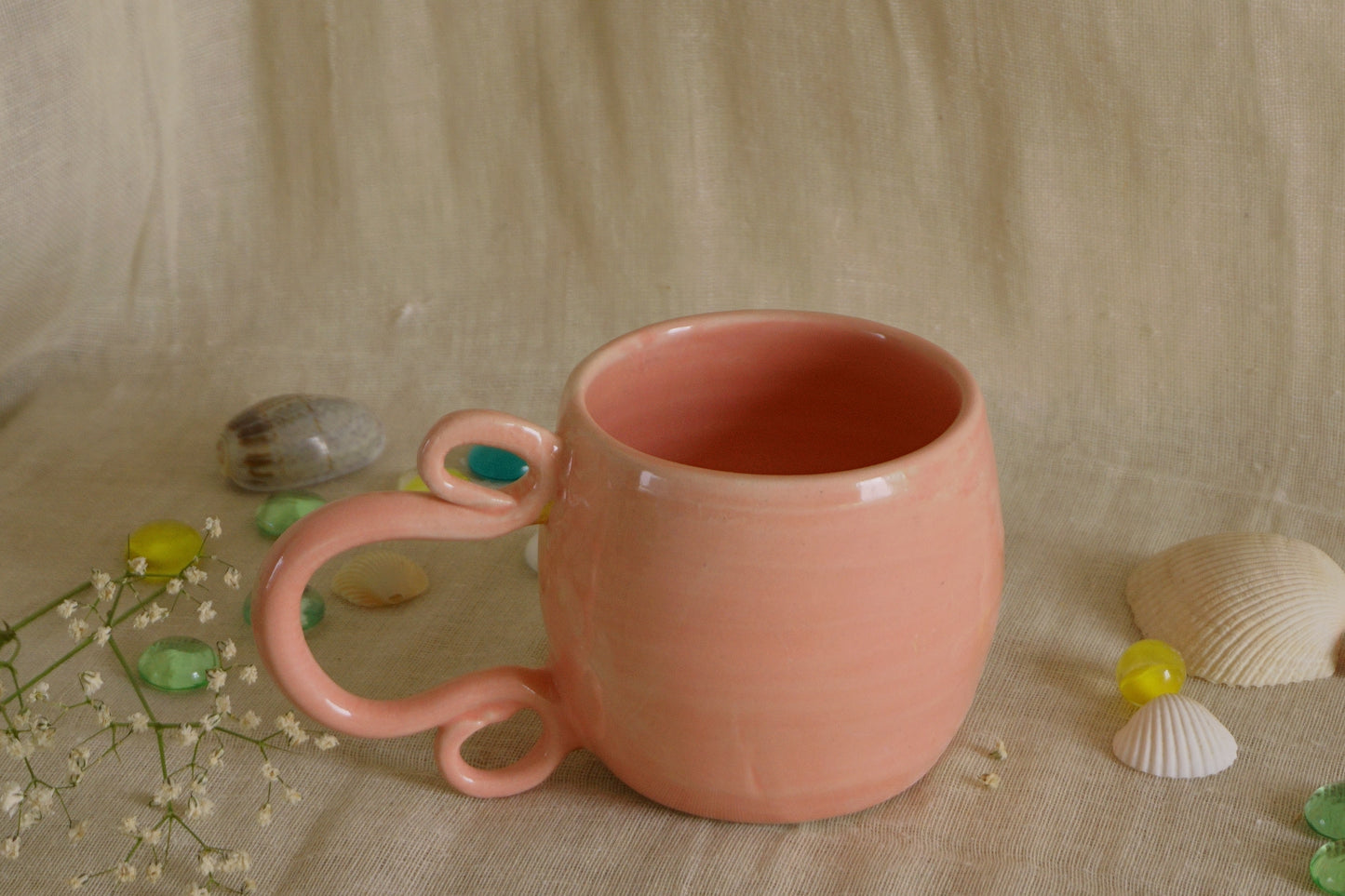 Bubble pink mug with curly handle