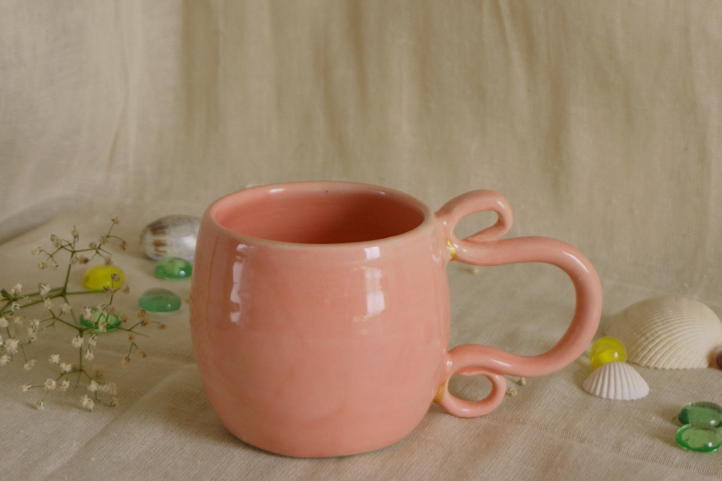 Bubble pink mug with curly handle