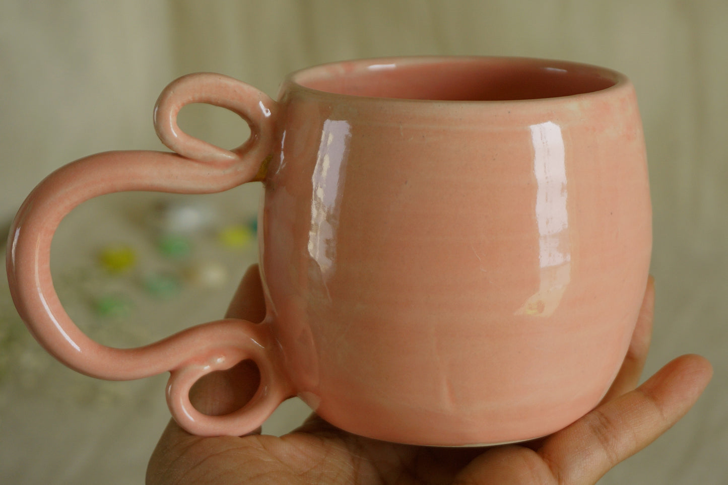Bubble pink mug with curly handle