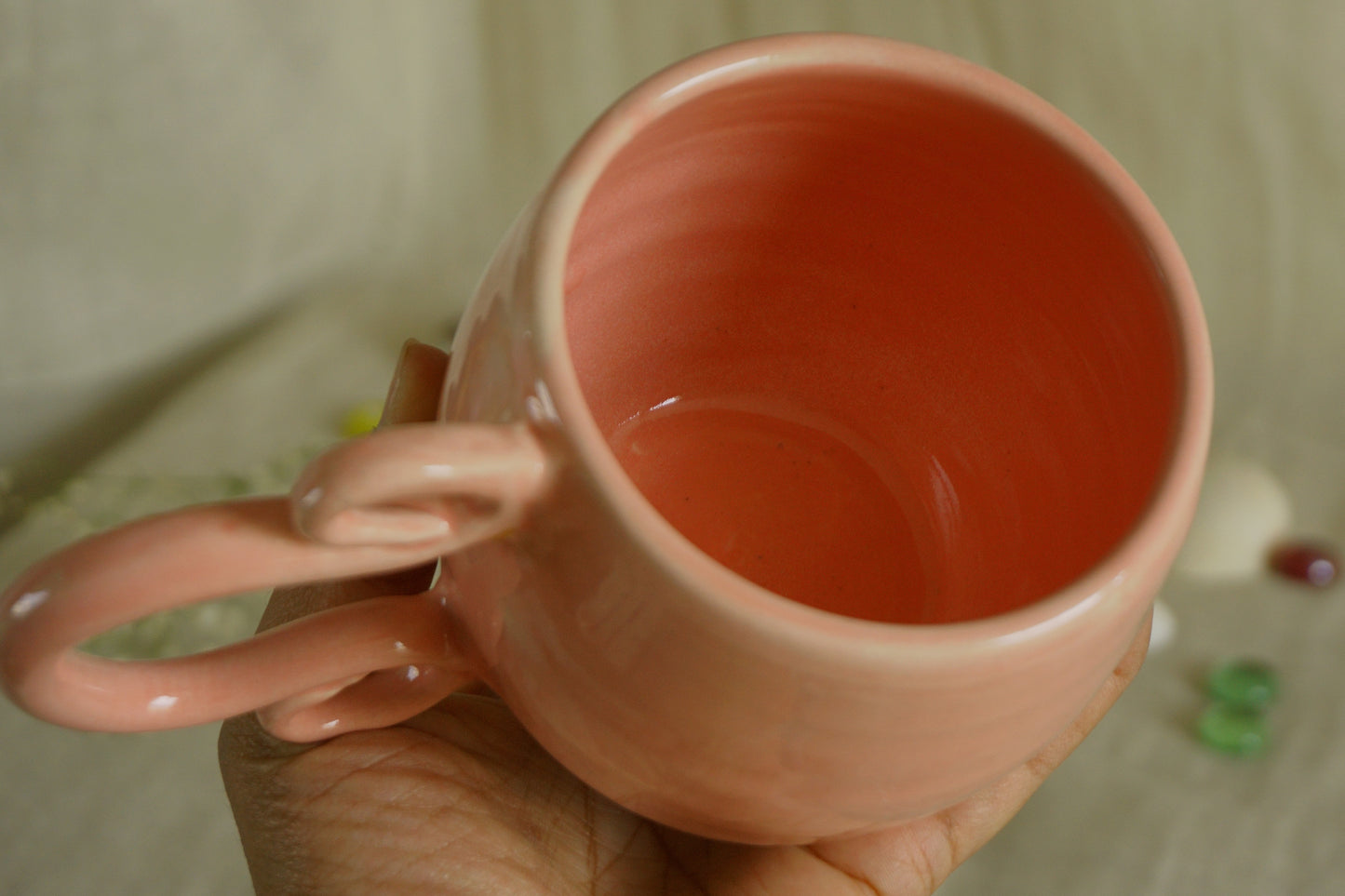 Bubble pink mug with curly handle