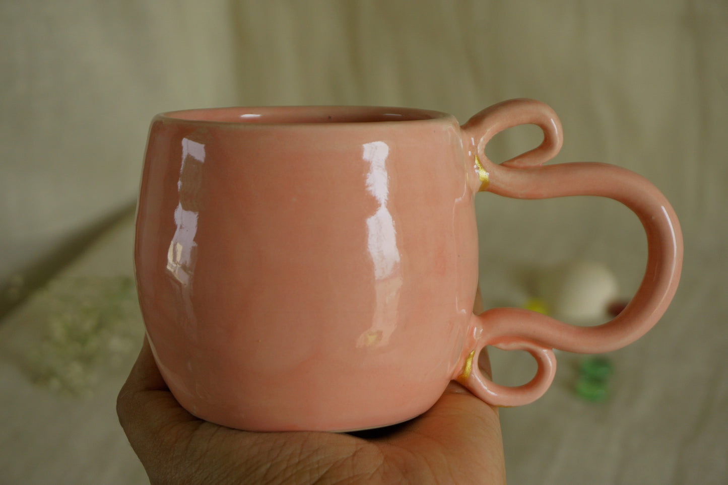 Bubble pink mug with curly handle